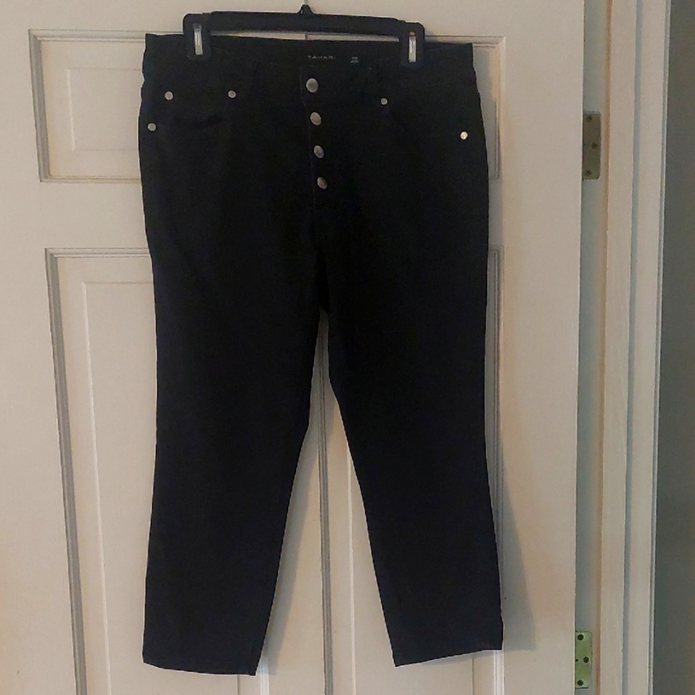 Tahari Black Ankle Cropped Jeans Modern Fit, size 10